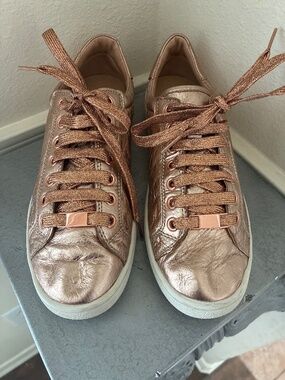 Ugg Milo size 8 sneakers